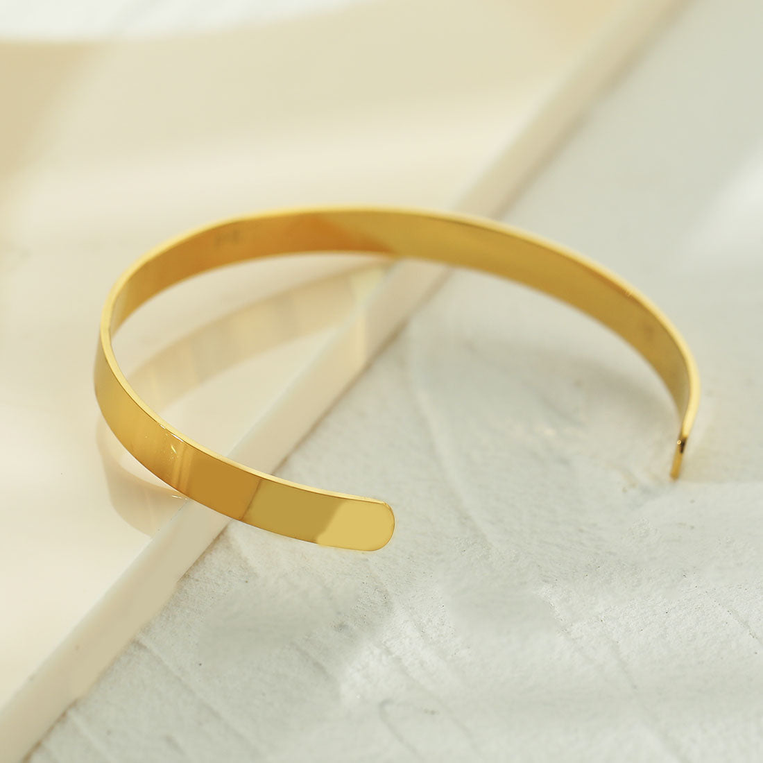 CHIMAKAK : Bracelet jonc gravé étoile incrusté de zircone en or