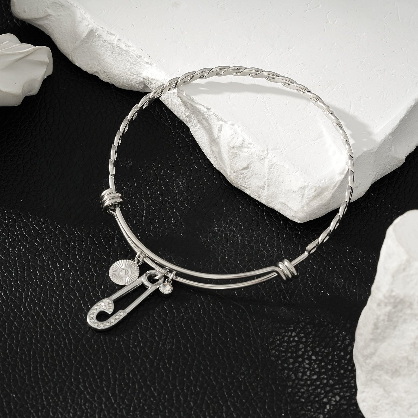 CHRISTINA : Bracelet en or blanc (ton argenté) orné de breloques