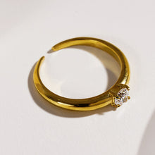 CIELO : Bague classique en or avec un oxyde de zirconium central rond