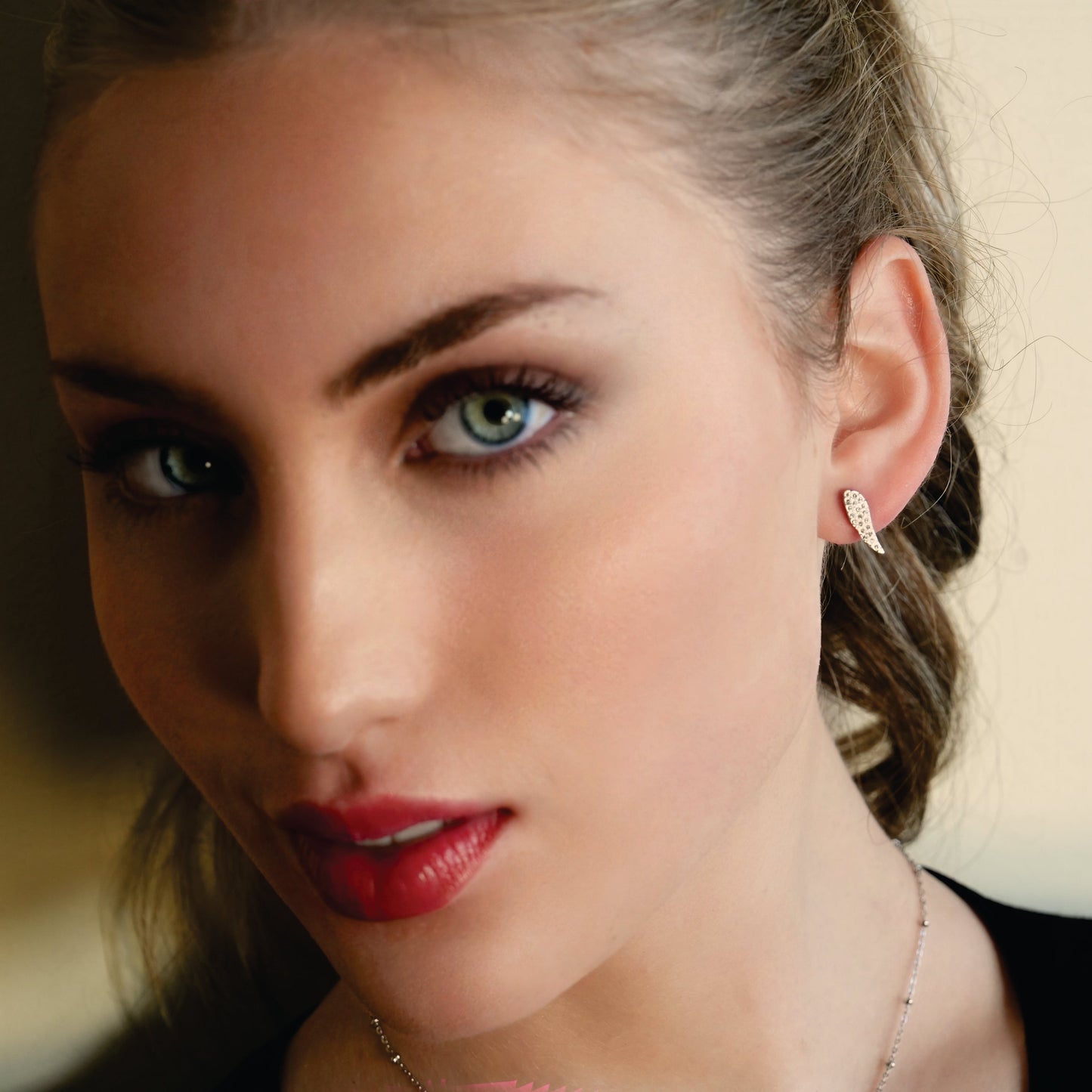 COMPTON Or blanc (ton argenté) : Boucles d'oreilles clous en forme d'aile avec pavé de zircone éblouissant – Un éclat élégant pour chaque occasion