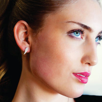 COMPTON Or blanc (ton argenté) : Boucles d'oreilles clous en forme d'aile avec pavé de zircone éblouissant – Un éclat élégant pour chaque occasion