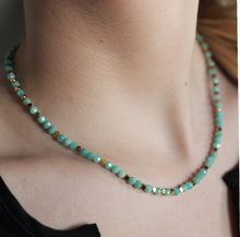 CONSTANCE: Collier perles dorées et pierres d'amazonite