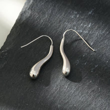 Style CORNING Argent (Or Blanc) : Boucles d'Oreilles en Forme de Têtard – Élégance Unique avec une Touche Ludique