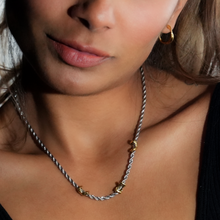 COSMINA Métaux Mixtes : Collier chaîne torsadée en argent avec trois mini breloques croisées dorées