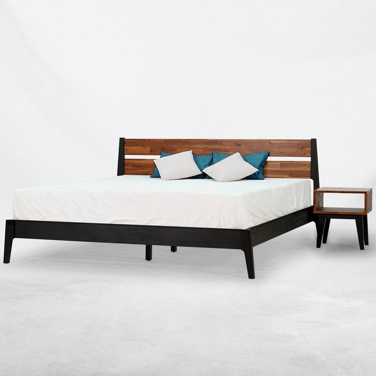 Ensemble de chambre à coucher Callisto avec cadre de lit et table de chevet en bois massif
