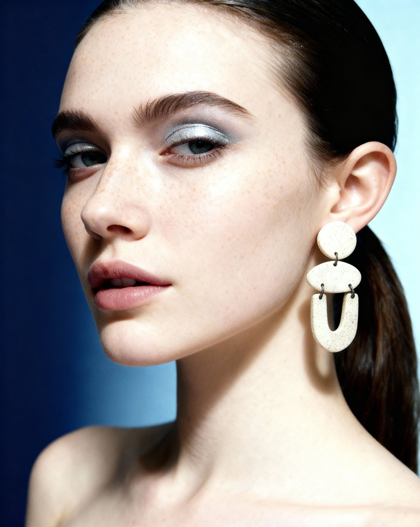 Boucles d'oreilles tendance modernes faites à la main en argile et sable