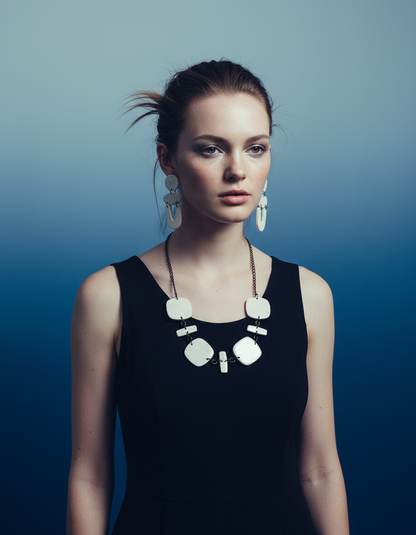 Long collier de perles blanches fait main en argile et sable de plage
