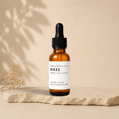 Sérum pour le visage et massage Gua Sha RIKKE arbre à thé & lavande