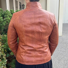 Veste classique en cuir d'agneau zippée pour femme avec poches tissées