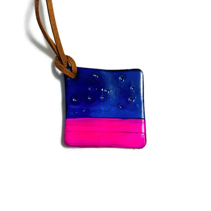 Collier pendentif carré coloré bleu et rose