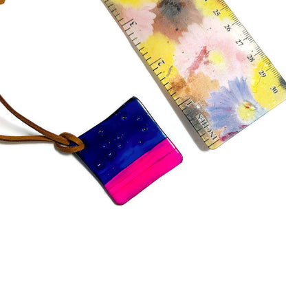 Collier pendentif carré coloré bleu et rose