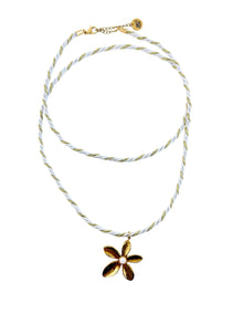 Collier en cordon de perles et fleurs