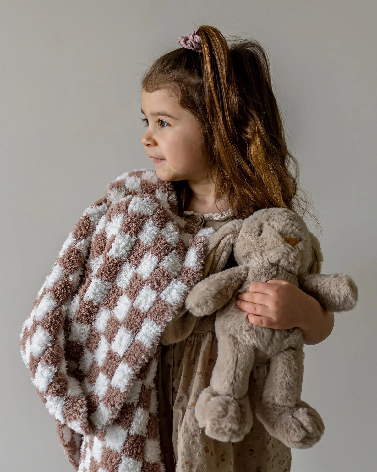 Couverture pour tout-petit à carreaux blancs et couleur chocolat