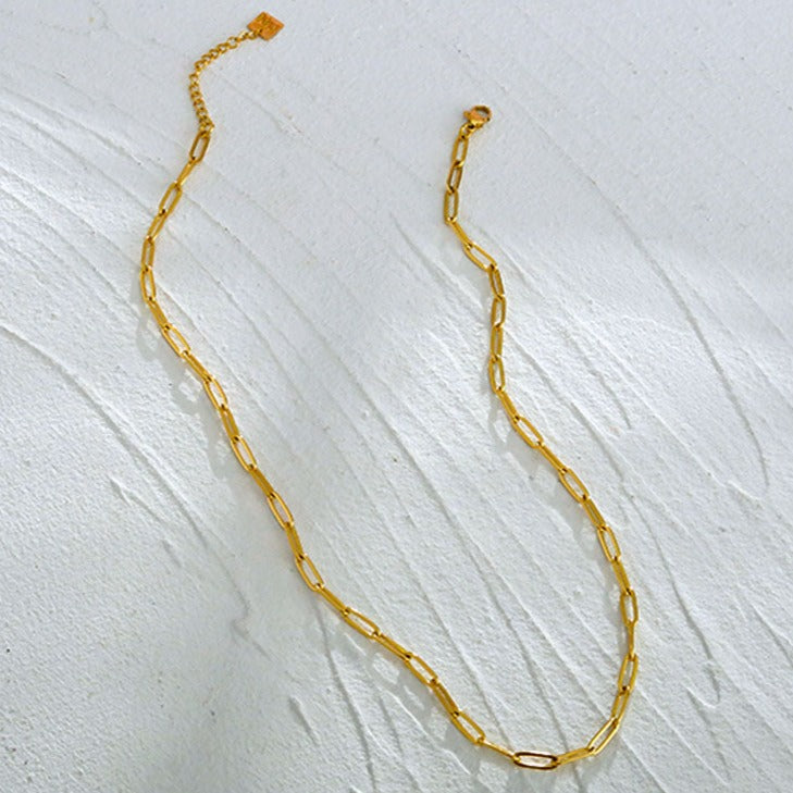 DALIA : Collier essentiel en maillons trombone dorés