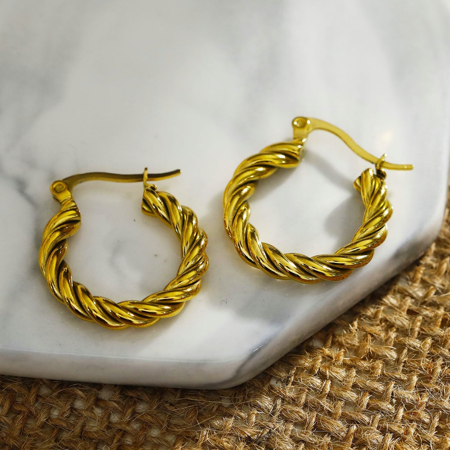 Boucles d'oreilles créoles dorées torsadées DAVANIA