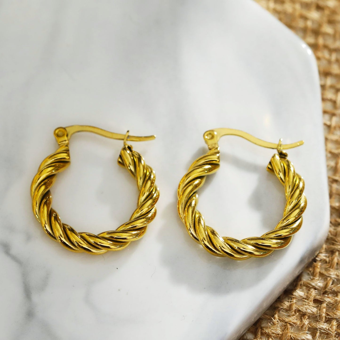 Boucles d'oreilles créoles dorées torsadées DAVANIA