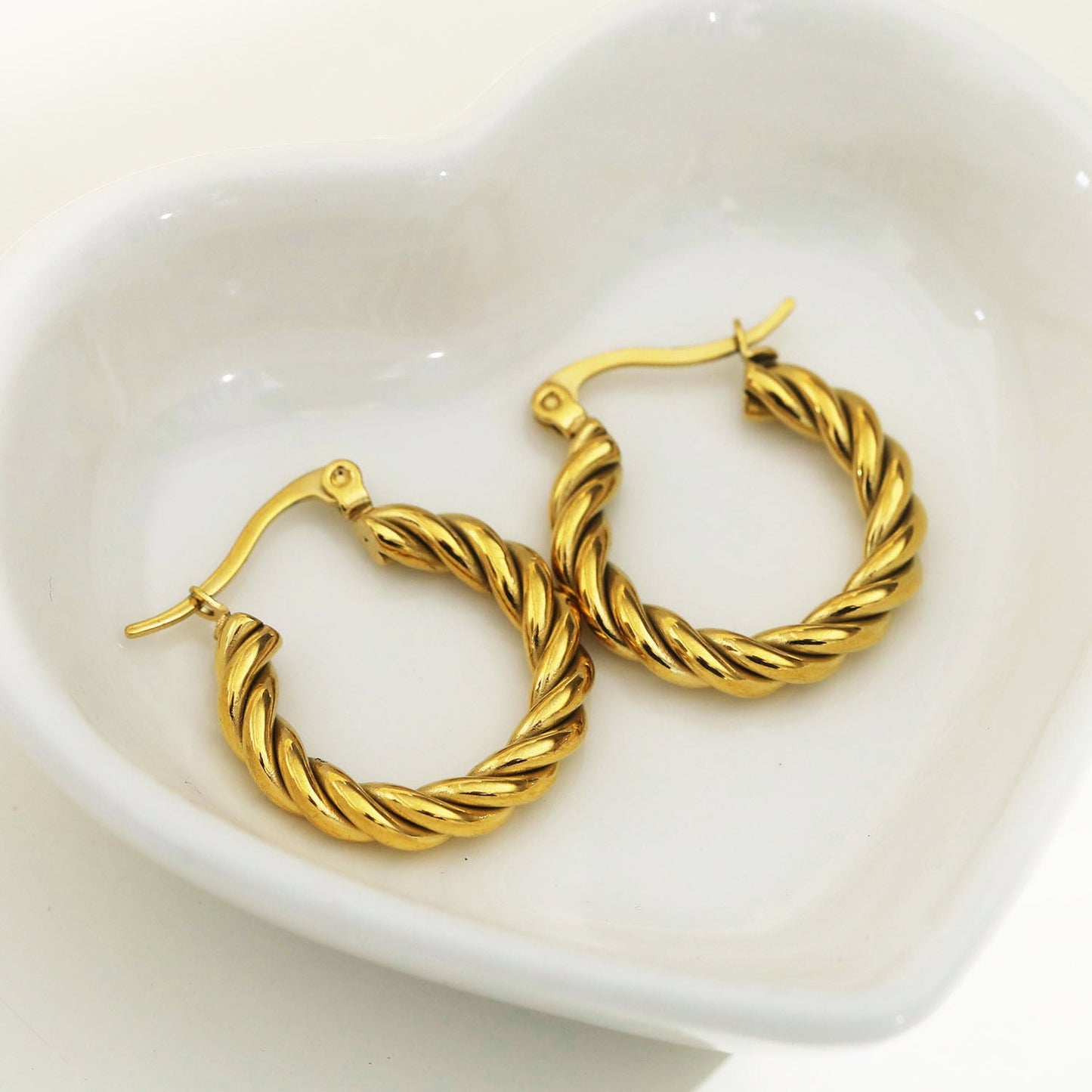 Boucles d'oreilles créoles dorées torsadées DAVANIA