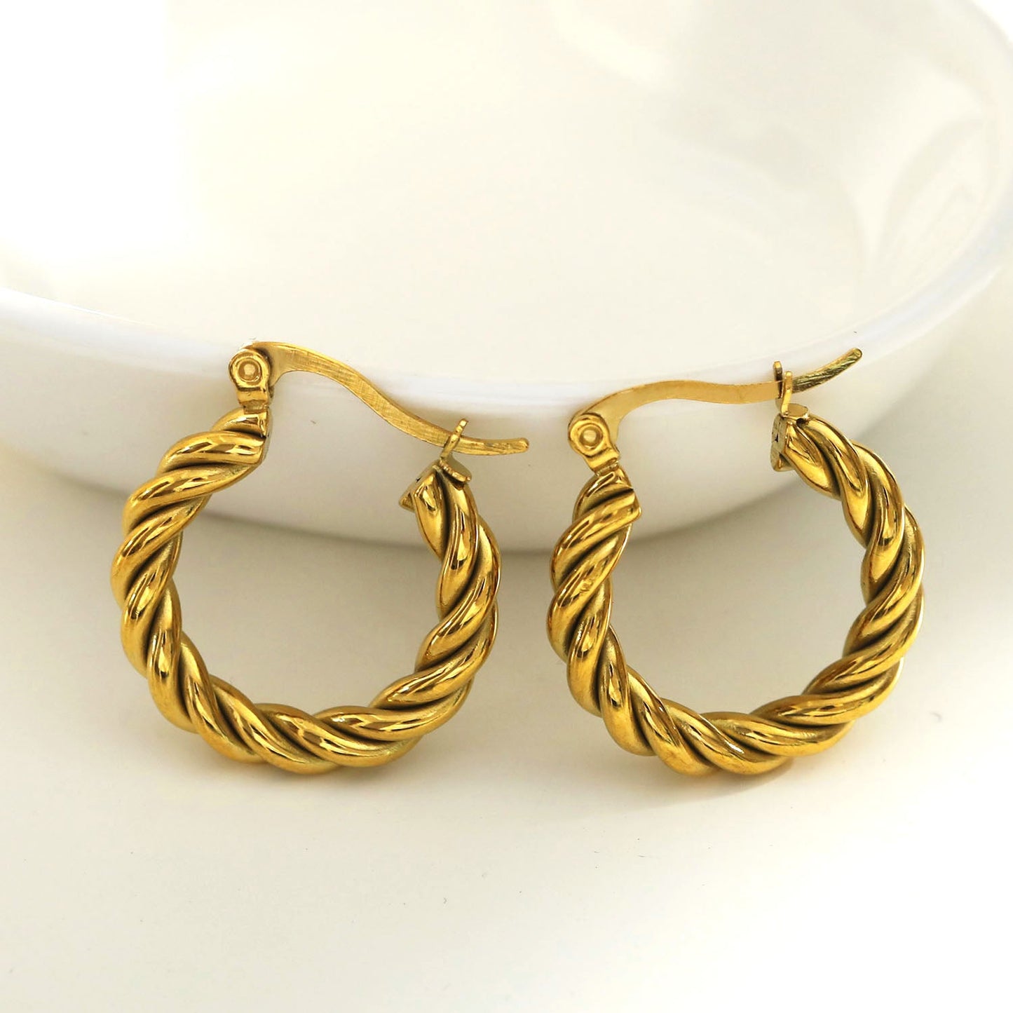 Boucles d'oreilles créoles dorées torsadées DAVANIA