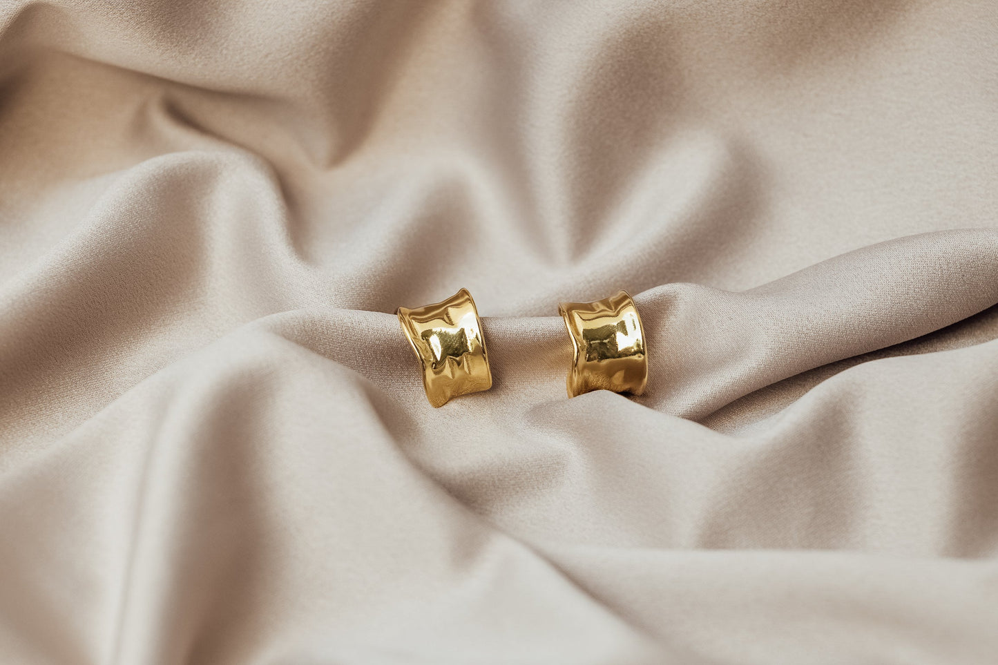 Les boucles d'oreilles créoles Amelia (dorées et argentées)