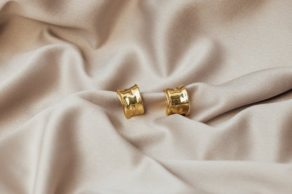 Les boucles d'oreilles créoles Amelia (dorées et argentées)