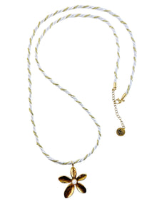 Collier en cordon de perles et fleurs