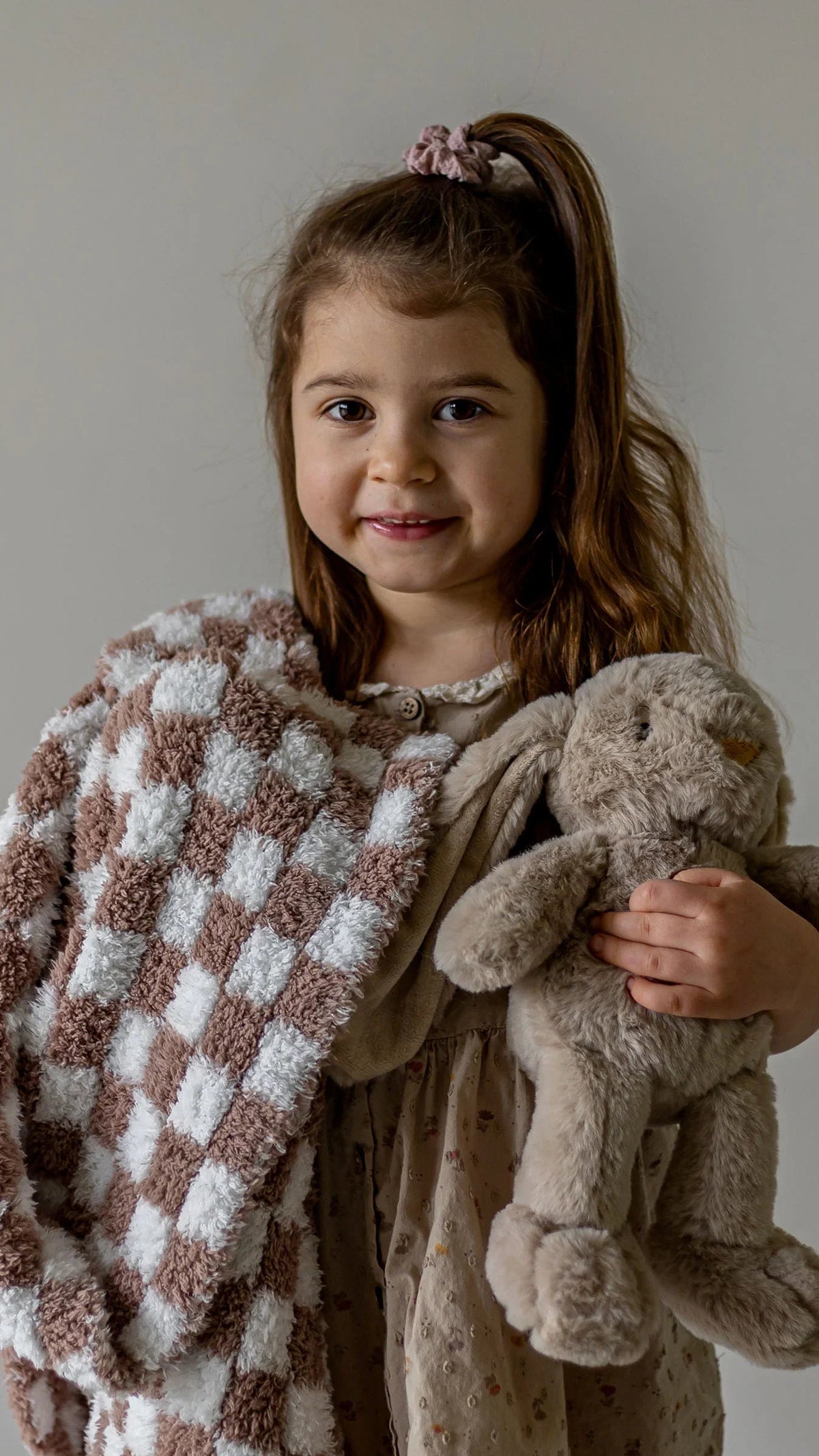Couverture pour tout-petit à carreaux blancs et couleur chocolat