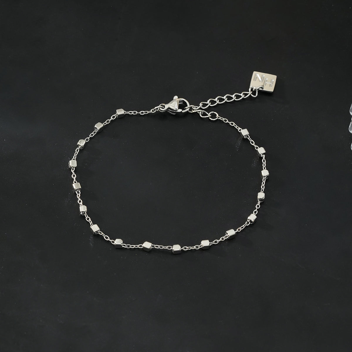 DEMELZA Or Blanc (Ton Argenté) : Bracelet Essentiel Quotidien avec Perles Carrées Délicates