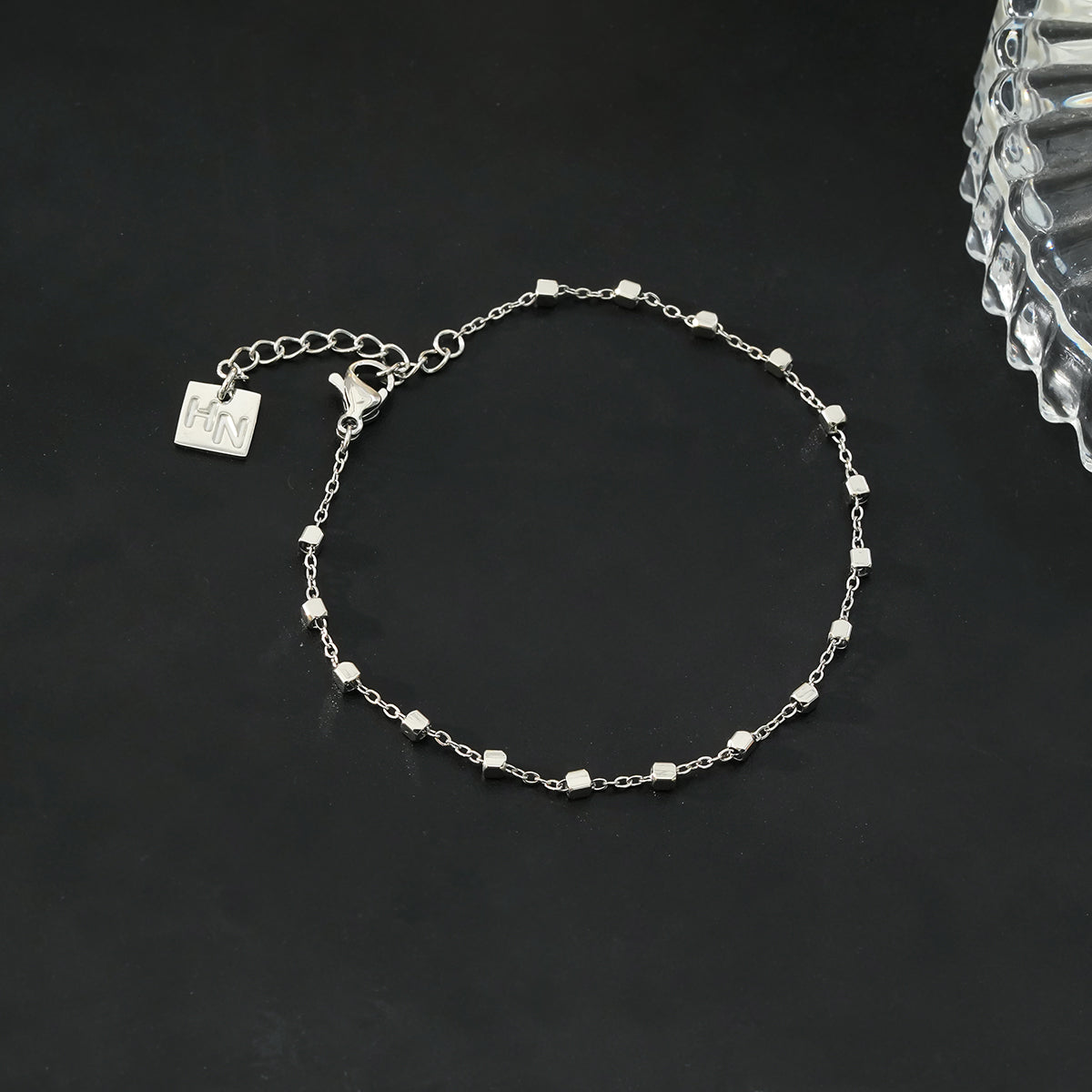 DEMELZA Or Blanc (Ton Argenté) : Bracelet Essentiel Quotidien avec Perles Carrées Délicates