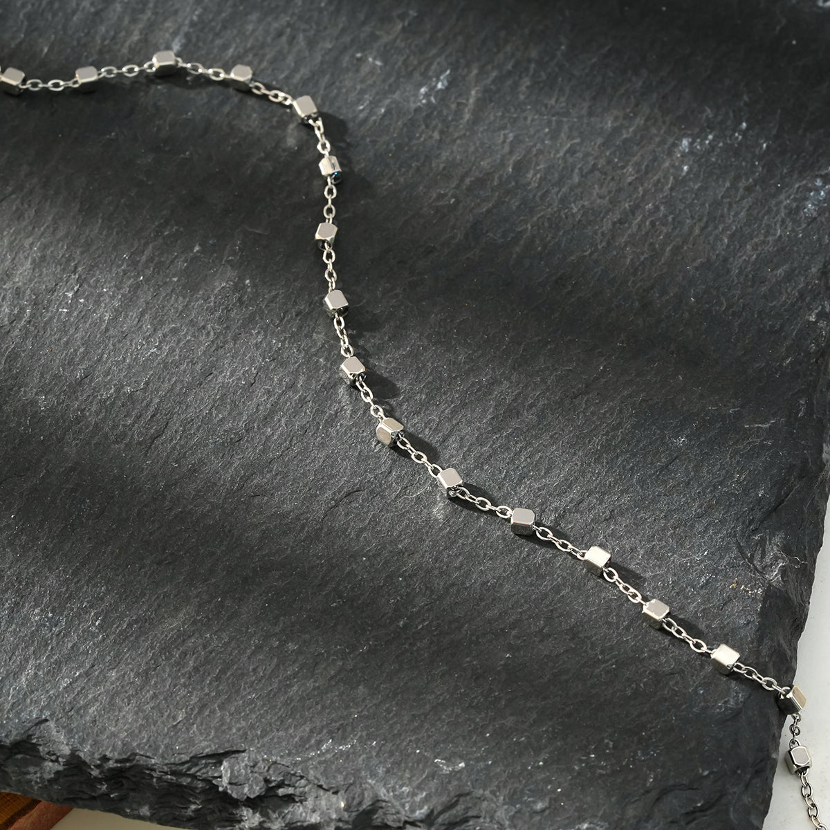 DEMELZA Or Blanc (Ton Argenté) : Bracelet Essentiel Quotidien avec Perles Carrées Délicates