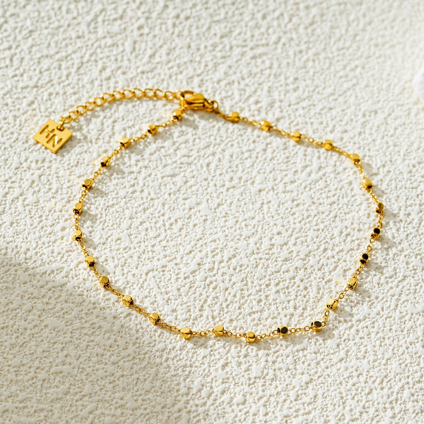 DEMELZA LG : Cheville contemporaine dorée avec perles carrées délicates