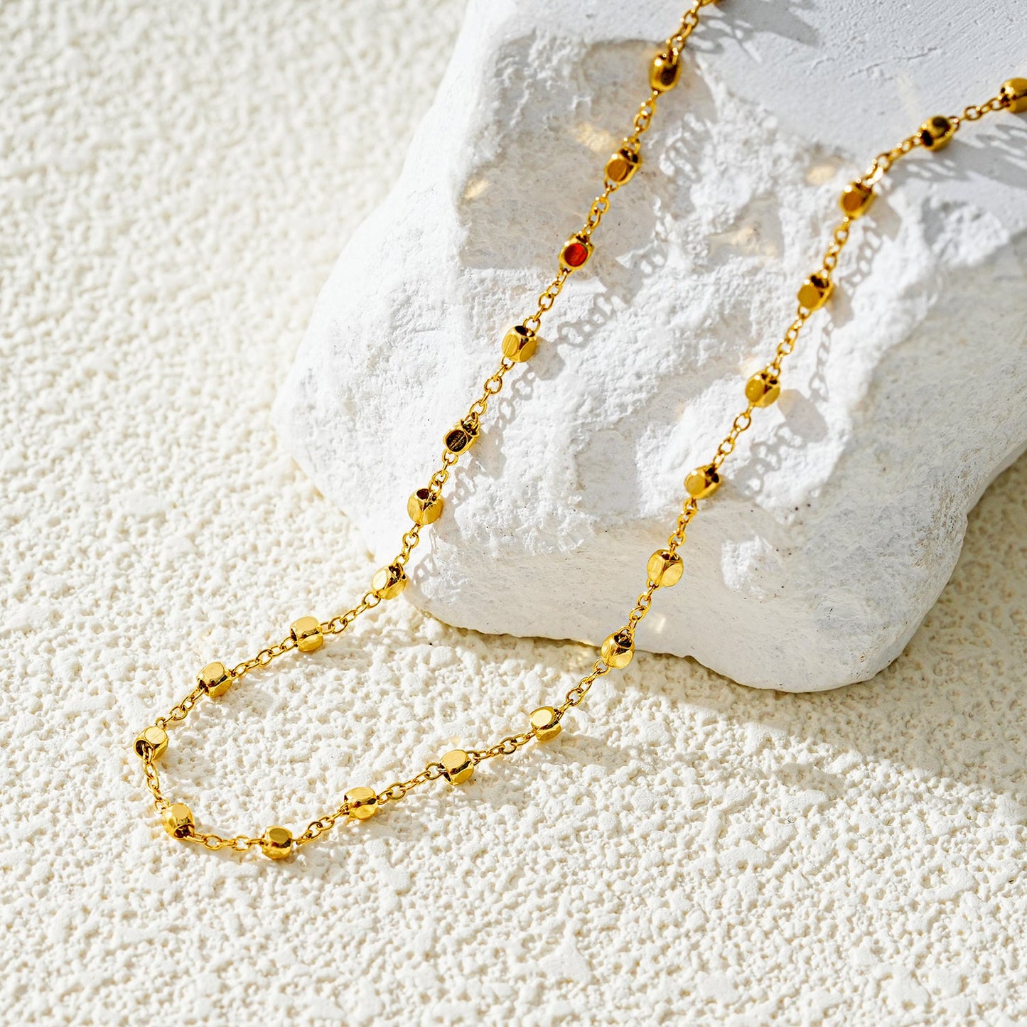 DEMELZA LG : Cheville contemporaine dorée avec perles carrées délicates