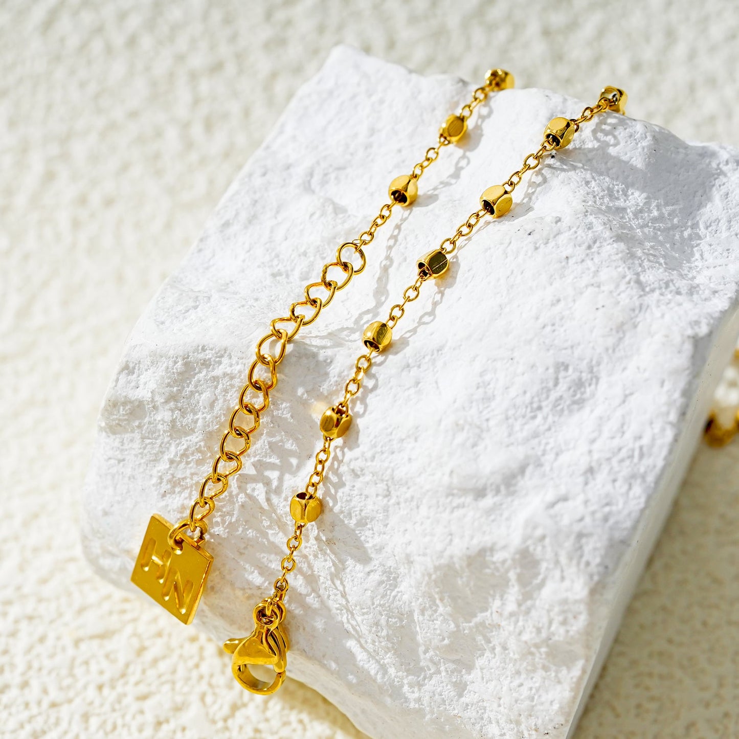 DEMELZA LG : Cheville contemporaine dorée avec perles carrées délicates
