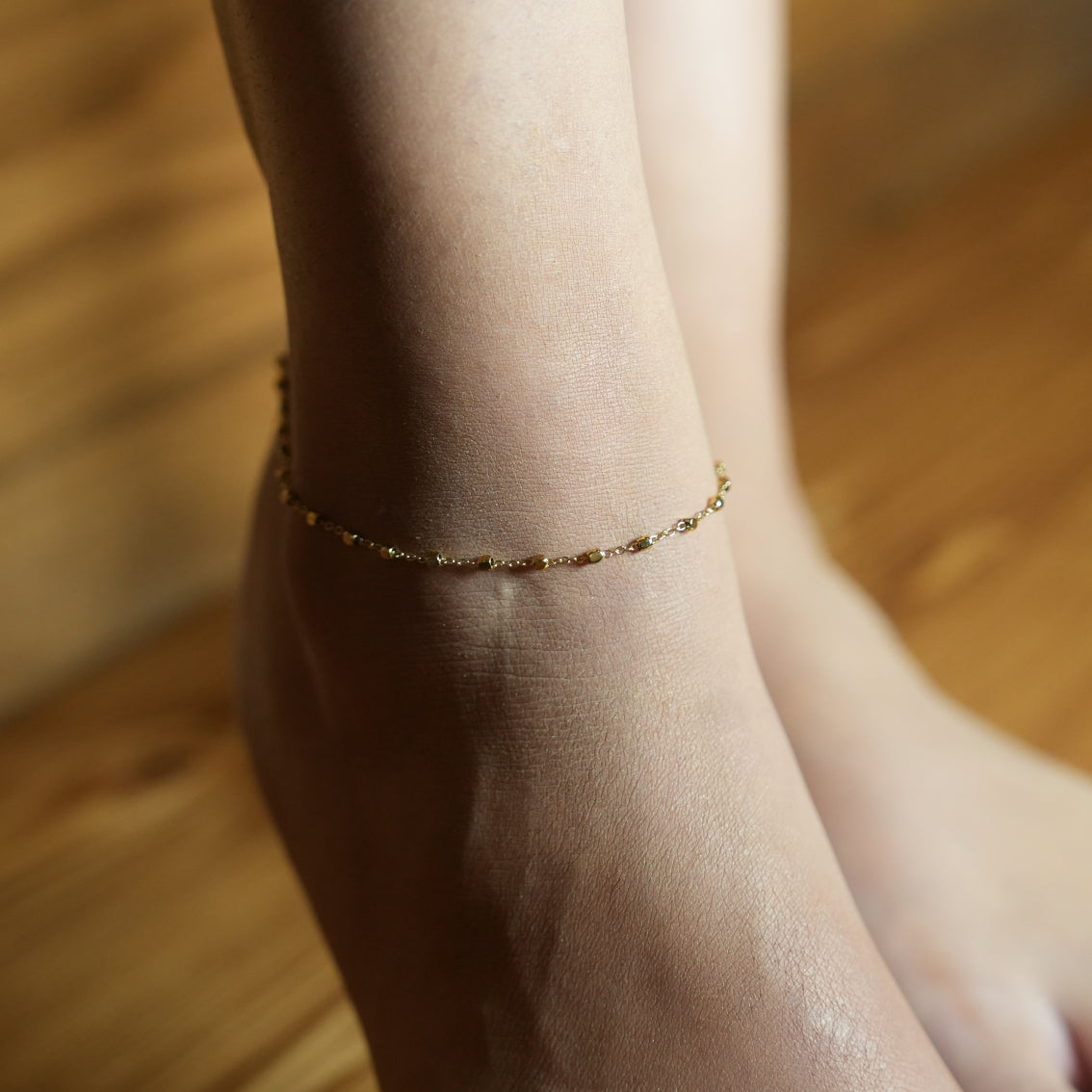 DEMELZA LG : Cheville contemporaine dorée avec perles carrées délicates