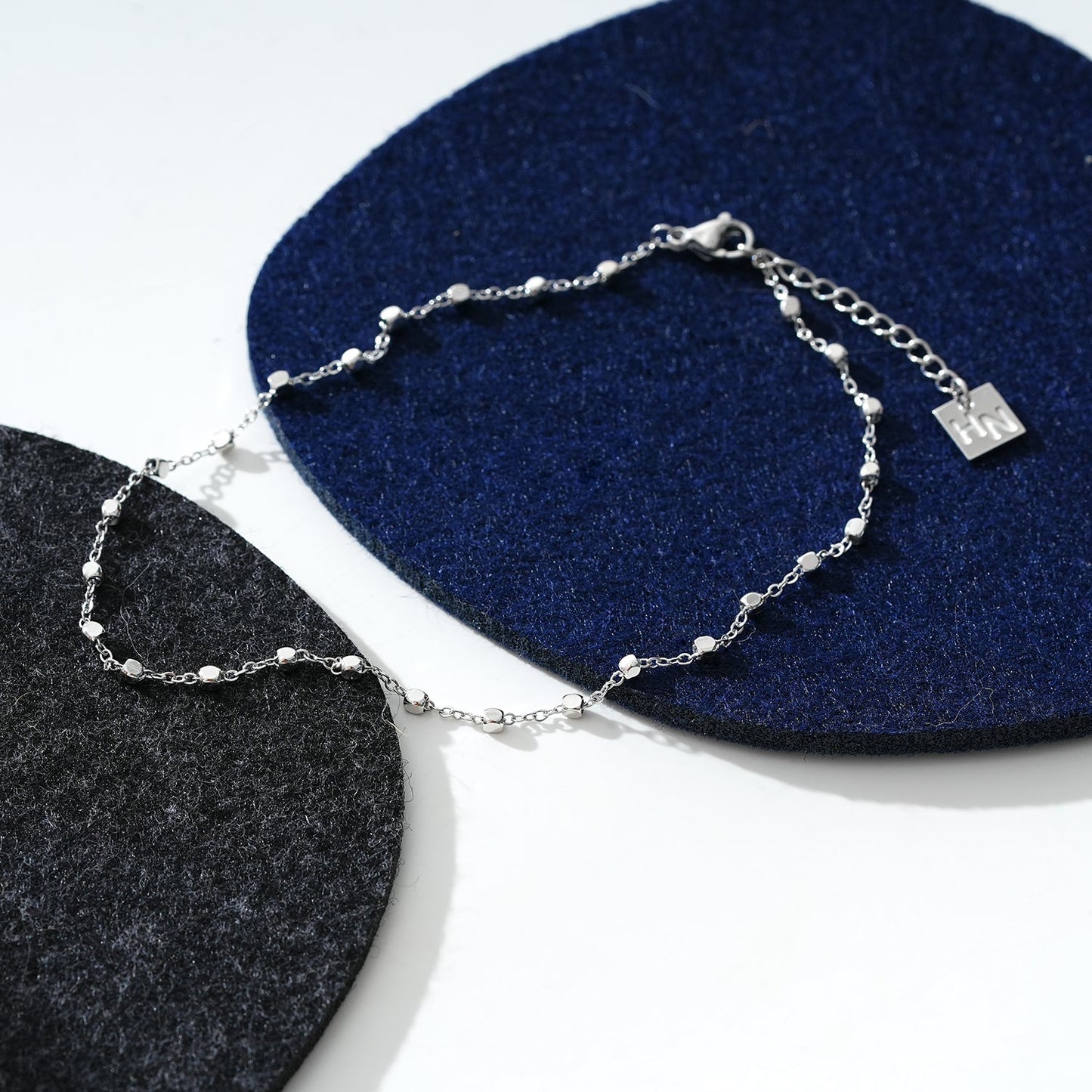 DEMELZA LG : Cheville contemporaine en argent avec de délicates perles carrées