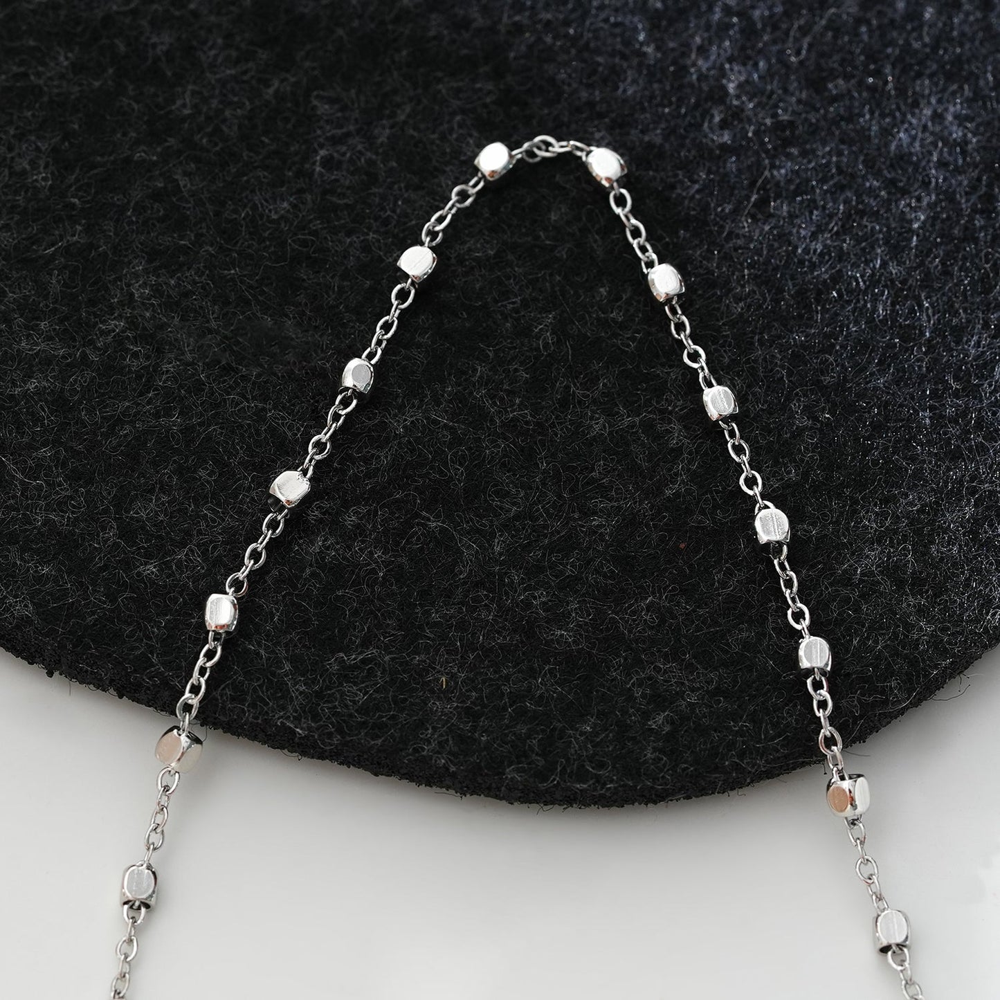 DEMELZA LG : Cheville contemporaine en argent avec de délicates perles carrées