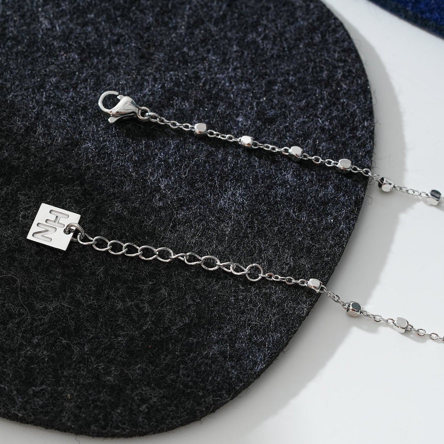 DEMELZA LG : Cheville contemporaine en argent avec de délicates perles carrées