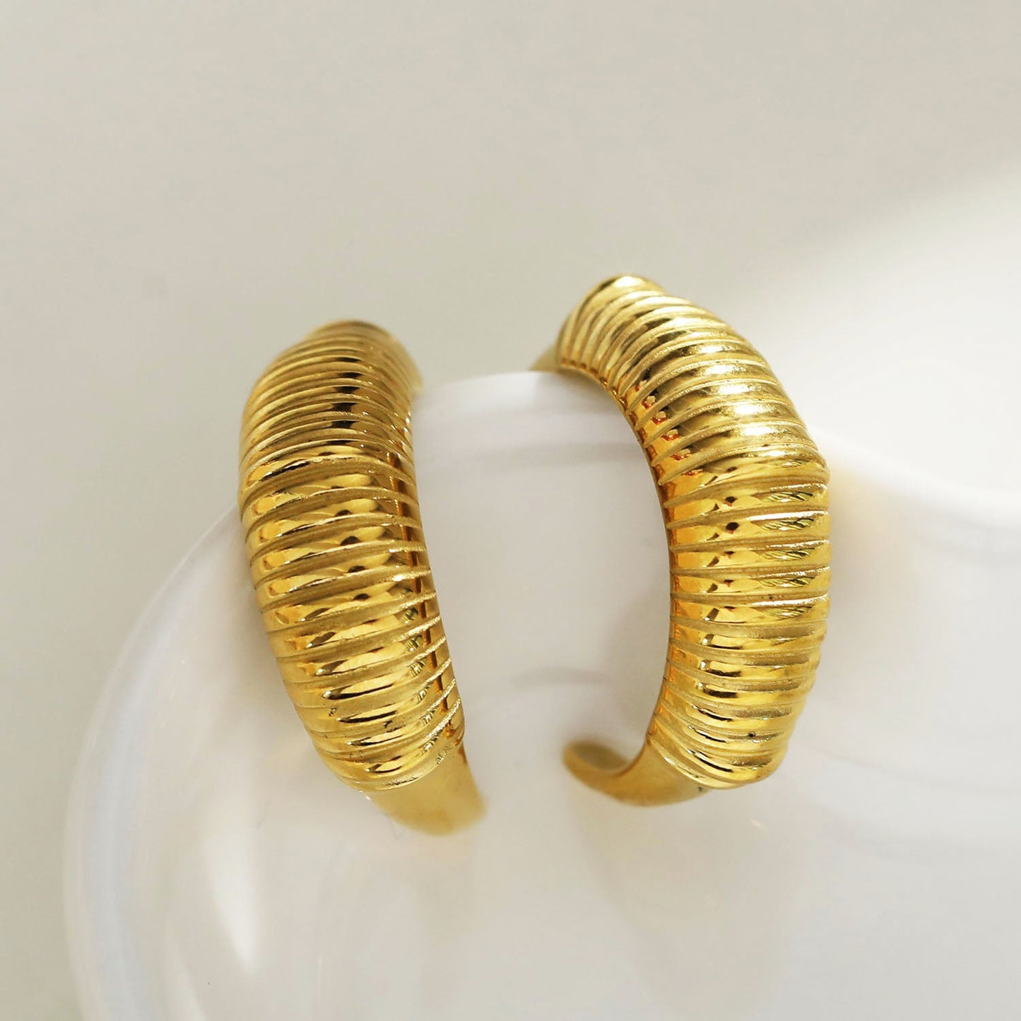 Style DOLCEDA : Boucles d'oreilles créoles géométriques de style Art Déco