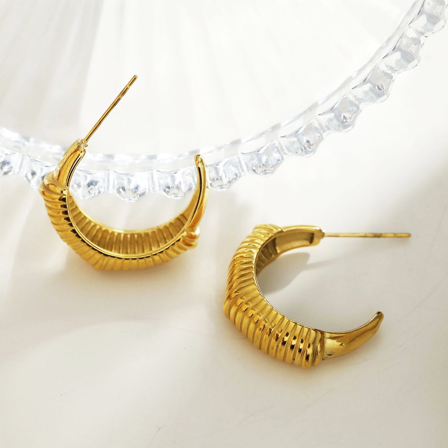 Style DOLCEDA : Boucles d'oreilles créoles géométriques de style Art Déco