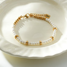 JAMILAH Gold : Bracelet en perles dorées et pierres de turquoise blanche.