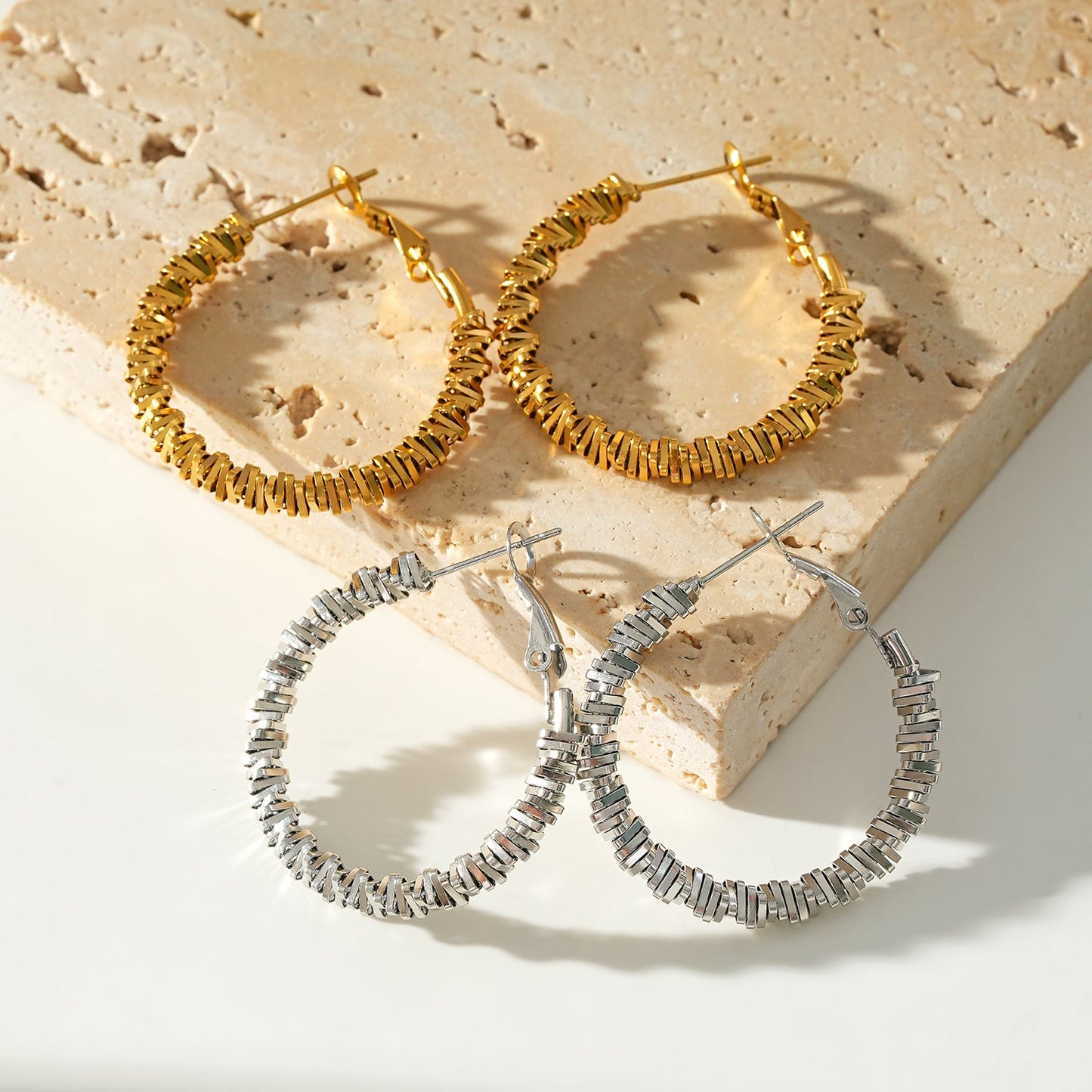 Boucles d'oreilles créoles SPRINGDALE Gold : perles carrées géométriques texturées
