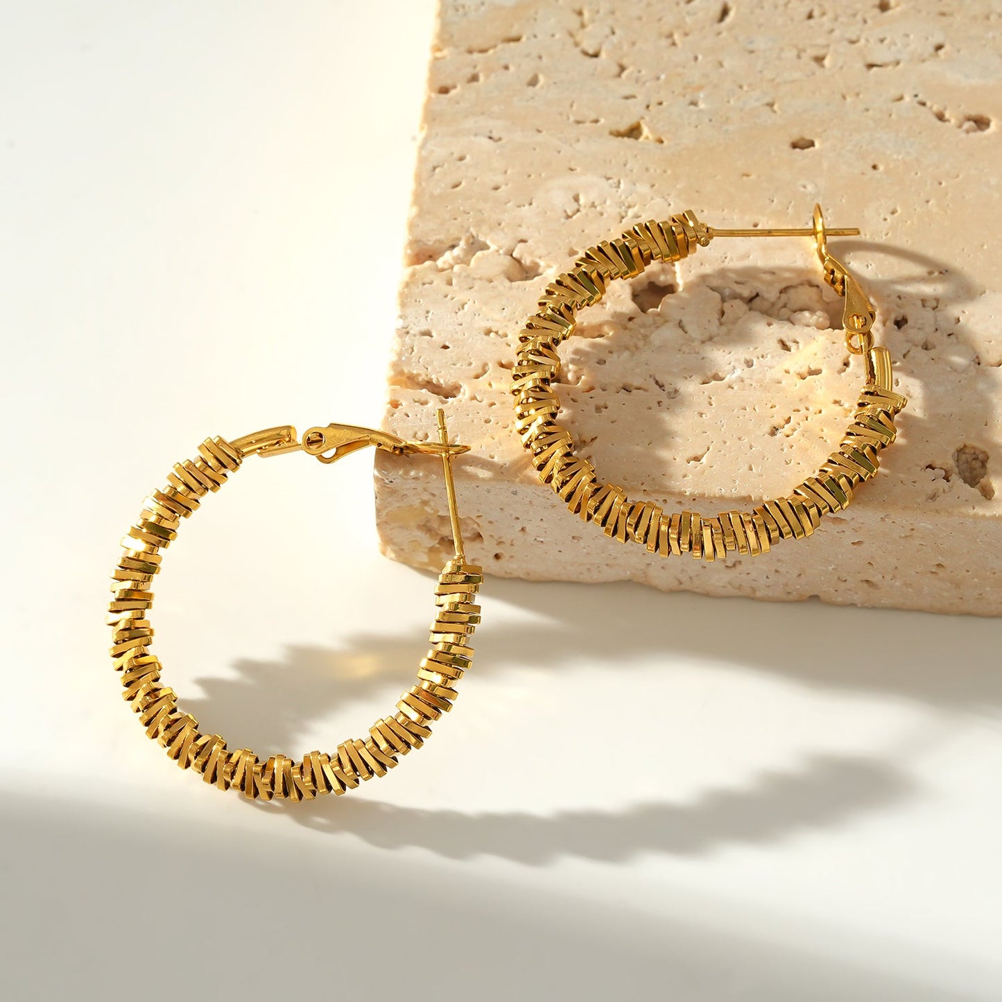 Boucles d'oreilles créoles SPRINGDALE Gold : perles carrées géométriques texturées