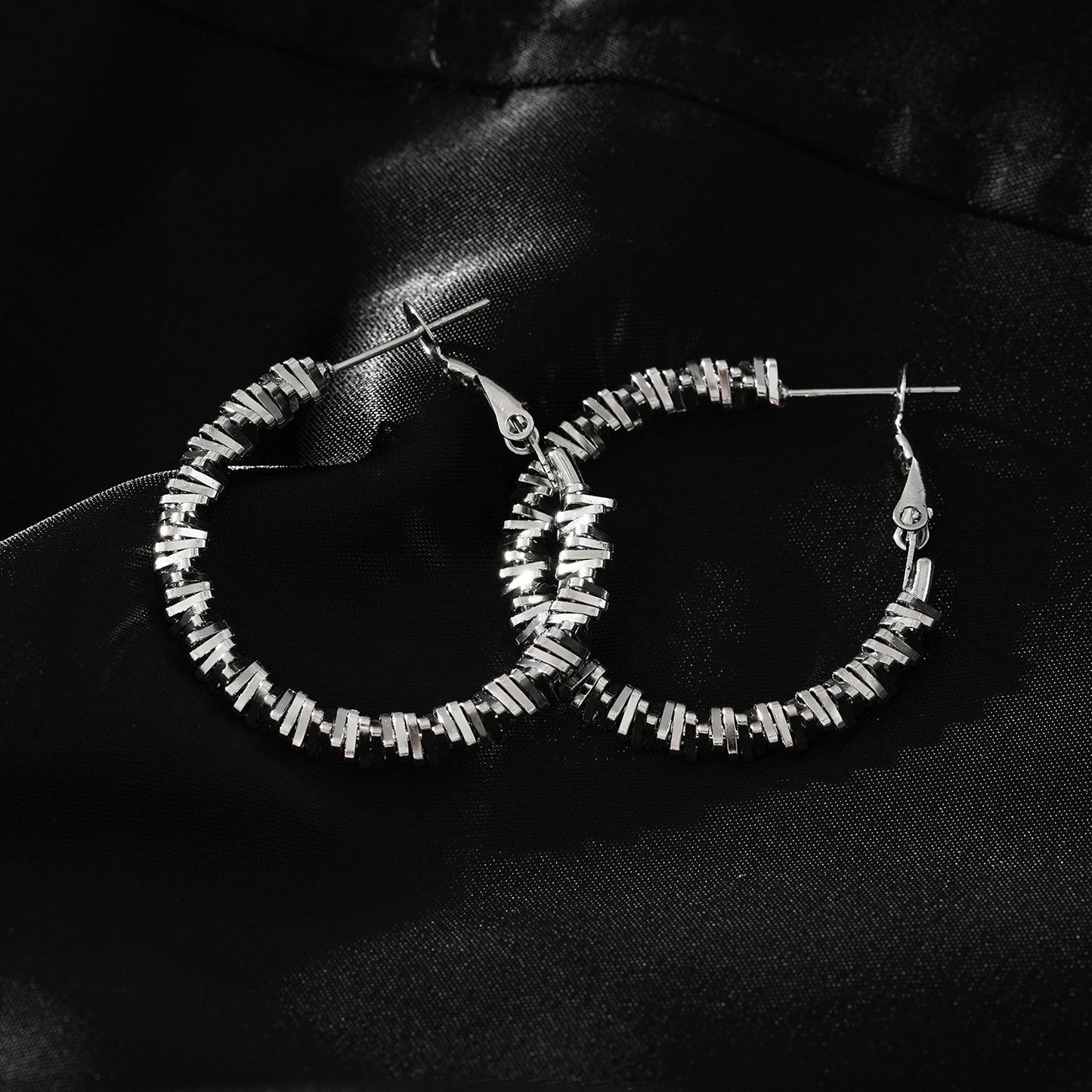 Style SPRINGDALE Silver : Boucles d'oreilles créoles perlées carrées géométriques texturées
