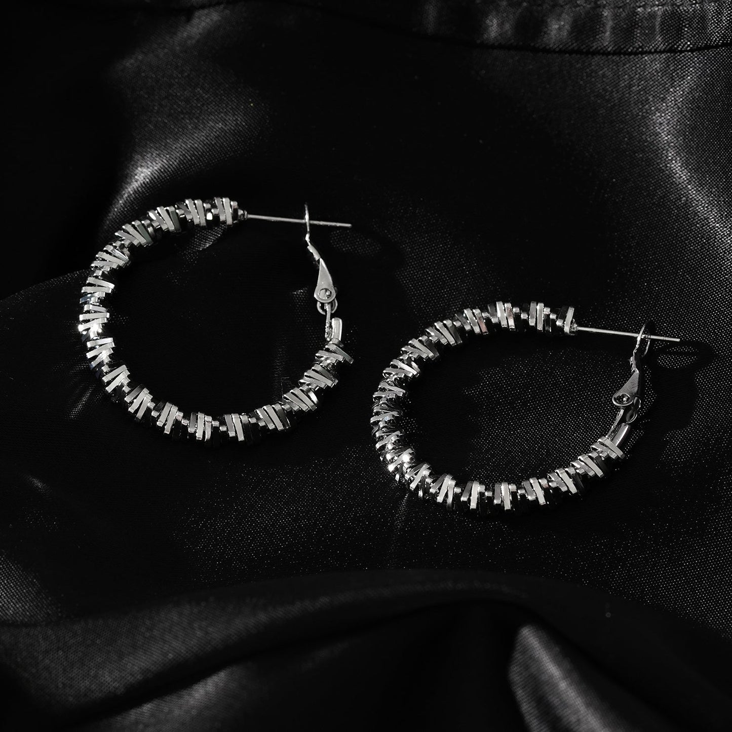 Style SPRINGDALE Silver : Boucles d'oreilles créoles perlées carrées géométriques texturées