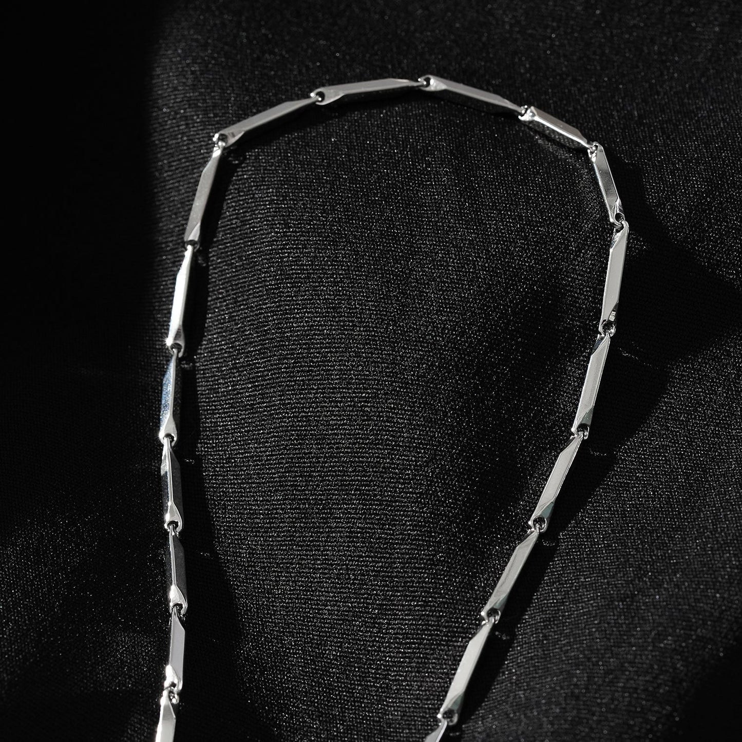 Collier Chaîne Perles Forme Géométrique Minimaliste GUMIA Argent