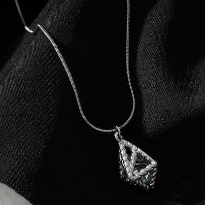 Style KARJAT : Collier chaîne en argent (or blanc) avec pendentif géométrique en zircone en cage