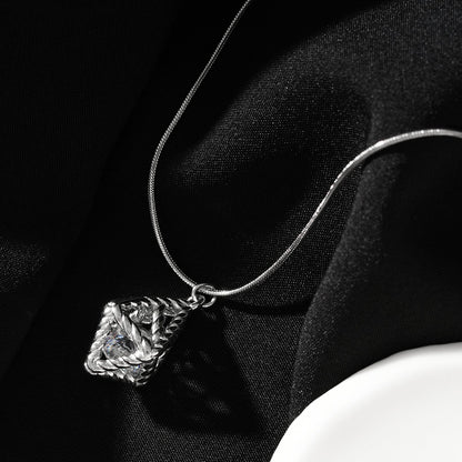 Style KARJAT : Collier chaîne en argent (or blanc) avec pendentif géométrique en zircone en cage
