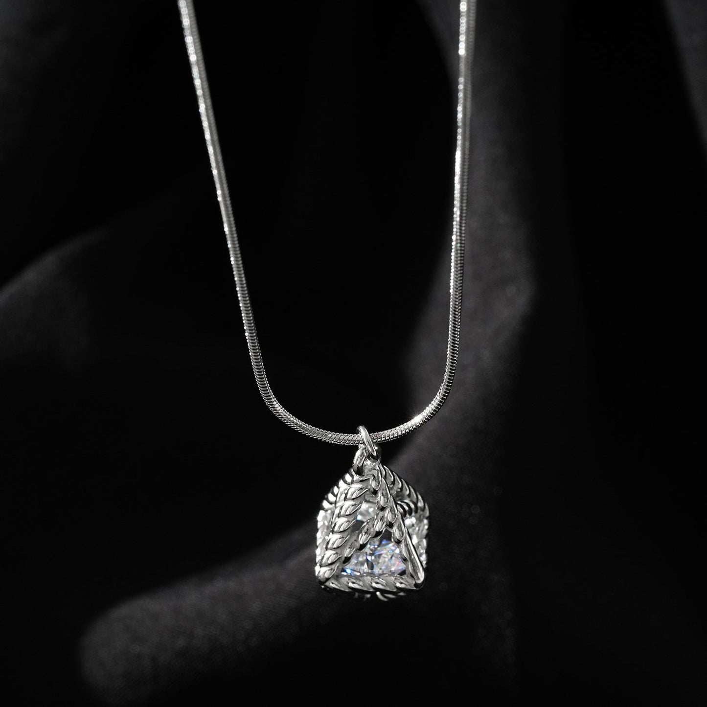Style KARJAT : Collier chaîne en argent (or blanc) avec pendentif géométrique en zircone en cage