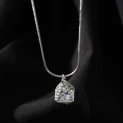 Style KARJAT : Collier chaîne en argent (or blanc) avec pendentif géométrique en zircone en cage
