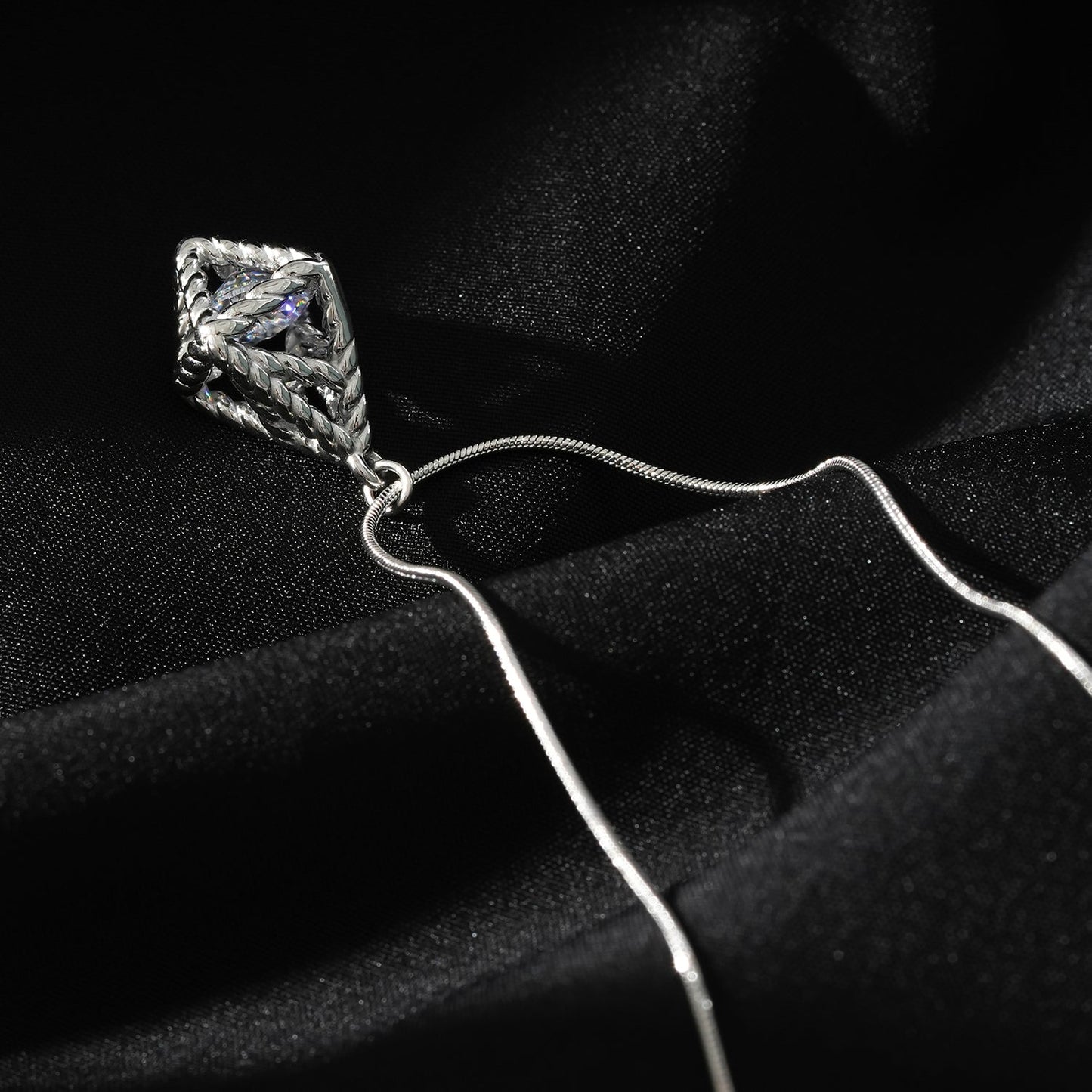 Style KARJAT : Collier chaîne en argent (or blanc) avec pendentif géométrique en zircone en cage