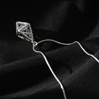 Style KARJAT : Collier chaîne en argent (or blanc) avec pendentif géométrique en zircone en cage